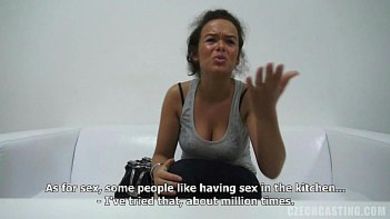 Чешская красотка классно ебется на кастинге с агентом рядом с автомобильным колесом