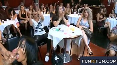 На вечеринках стриптизеры обливают спермой рты молодых тусовщиц