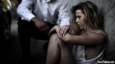 Богатый мужик подобрал на улице бездомную девушку, чтобы грубо её отиметь