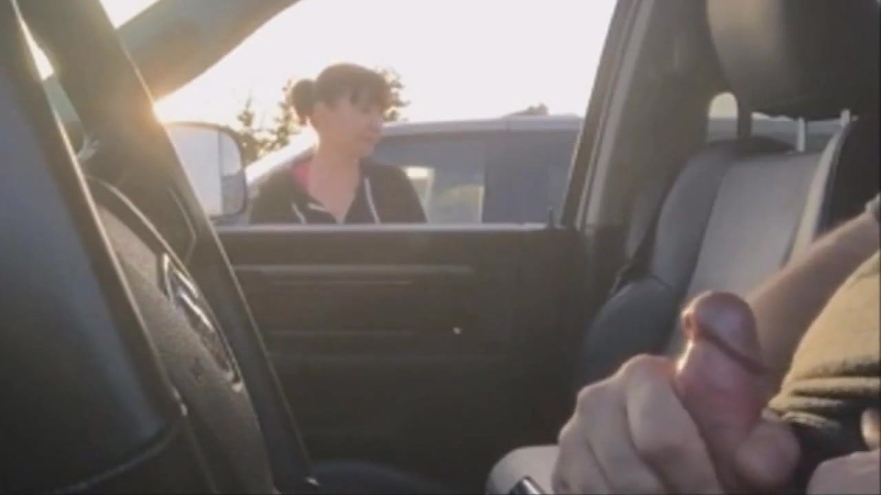 Мужик перед камерой дрочит в машине на глазах у симпатичной девки