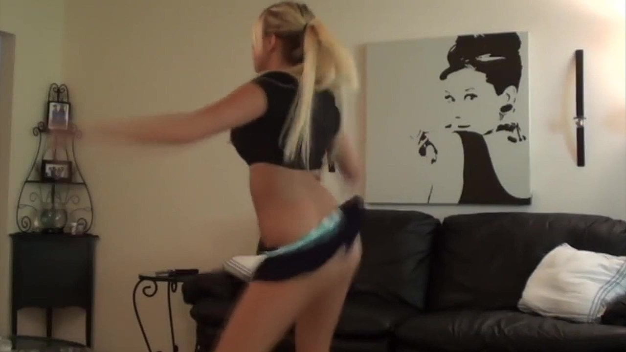 Голая девушка на диване танцует стриптиз