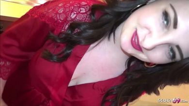 Секс с фигуристой давалкой на кухне с трахом на столе и минетом до камшота в рот