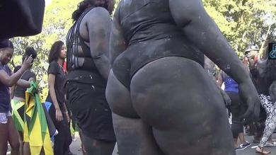 Во время карнавала толстожопая негритянка вертит на улице большой задницей