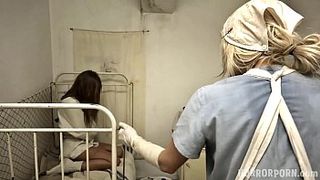 Медсестра искушает доктора аккуратной промежностью
