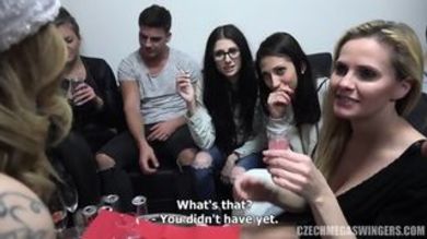 Чешские мужики и бабы обмениваются оральными ласками на свингер вечеринке