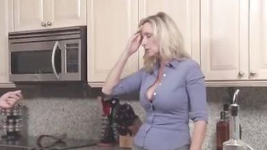 Сын пристал к приёмной мамаше и поимел бабу на кухне