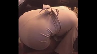 Пышногрудая горничная с большой задницей мастурбирует волосатую манду в отеле