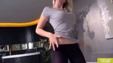 Блондинка с большой грудью трахнута в гостиной