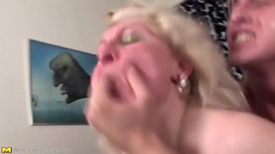 Парень ублажает одну бабенку, пока другие ебутся страпоном