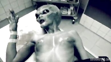 Ученый дрочит письку инопланетянке из НЛО самотыком