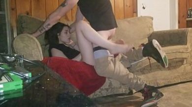 Девушка пришла одолжить деньги у друга и вынуждена была с ним поебаться на камеру