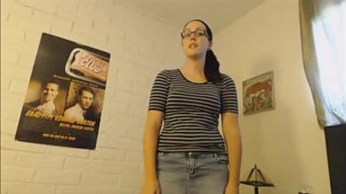 Мамка домохозяйка снимает для сына видео с имитацией ебли в пизду