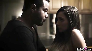 Папашка черного парня классно трахнул белую подругу паренька