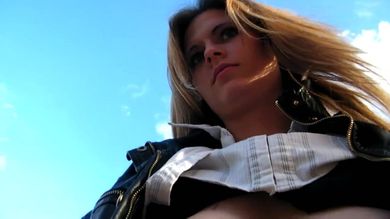 Проститутка дрочит член клиенту на улице и доводит его до оргазма