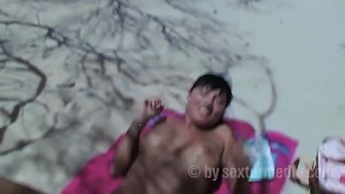 Начальник после работы вывез свою молодую секретаршу на пляж и вставил ей в манду