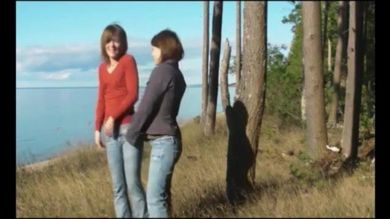 Лесбиянка на берегу озера ладошкой и прутиком выпорола свою подружку по заднице