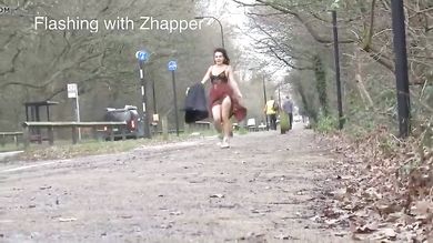 Низенькая девушка с волосатой писей гуляет полуголая по лесу и по улицам города