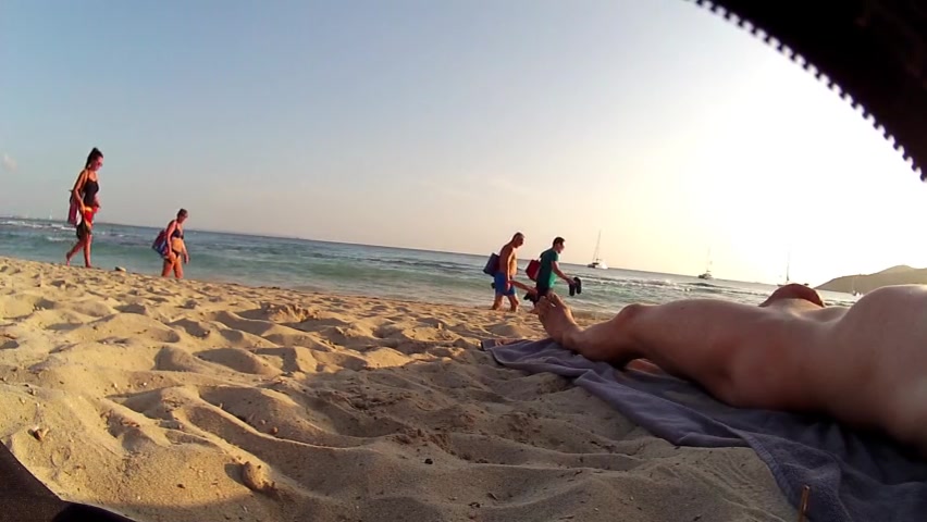 Худая жена занимается нудизмом на диком пляже