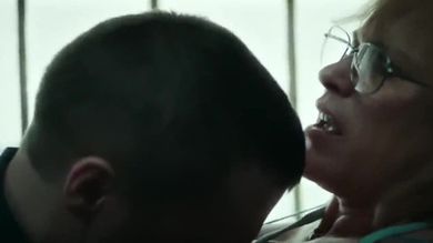 Парень уединяется со зрелой женщиной в очках и трахает её в пизду